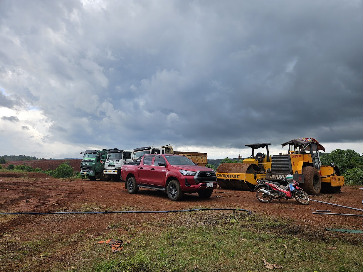 Máy móc hỗ trợ san lấp đất đồi